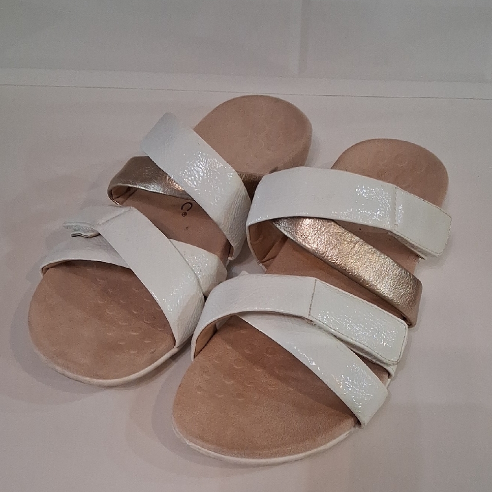 Vionic Hadlie White and Gold Sandals